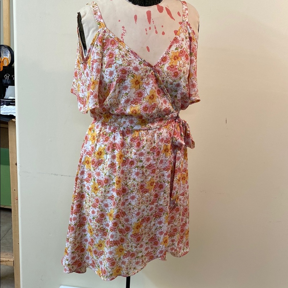 Sienna Sky Cream Cold Shoulder dress M
